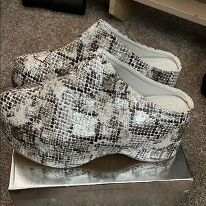 Elegant Snakeskin Pattern Women's Mules